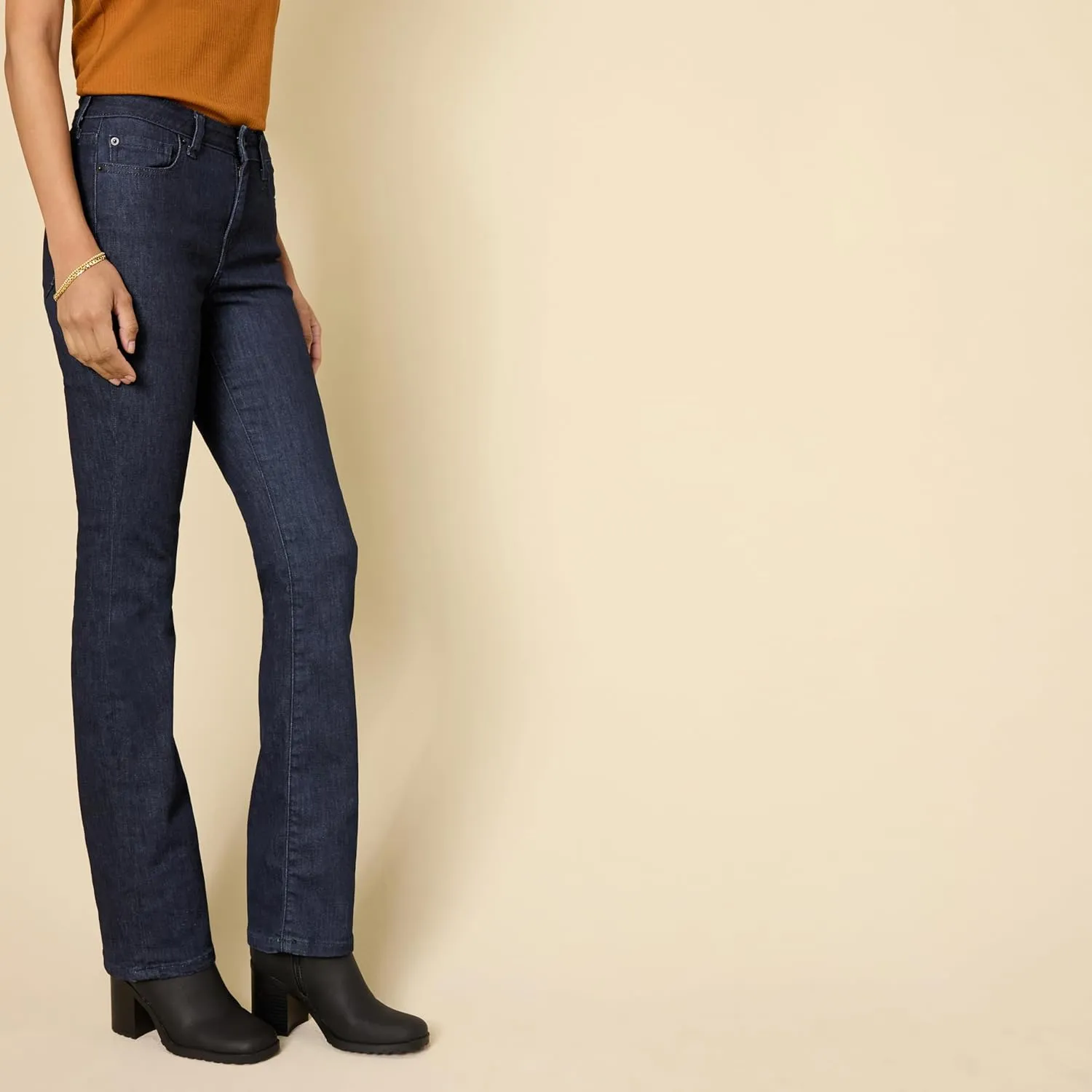 Amazon Essentials Women's Slim Bootcut Jeans, Mid-Rise, Stretchy